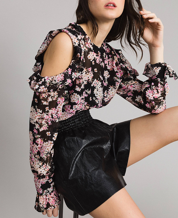 Блузка с вырезами на плечах