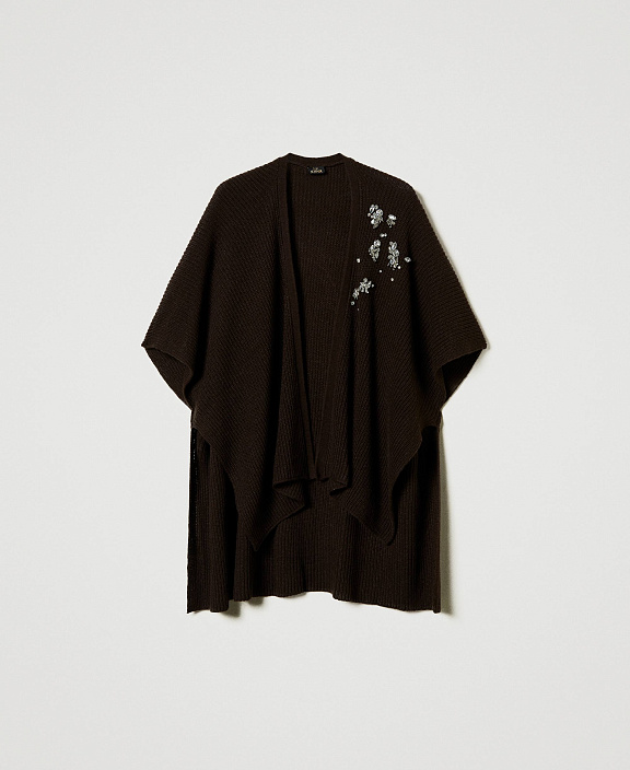 Вязаное пончо с вышивкой