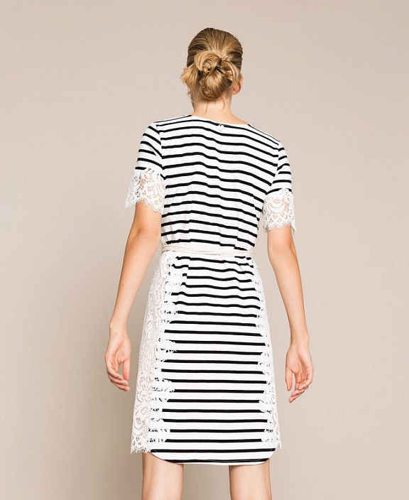 Платье в полоску с кружевом