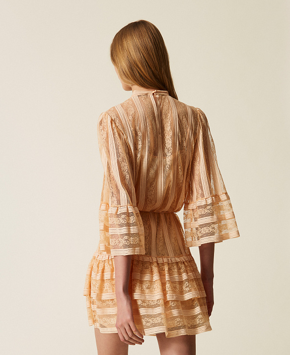 Короткое кружевное платье в полоску с поясом