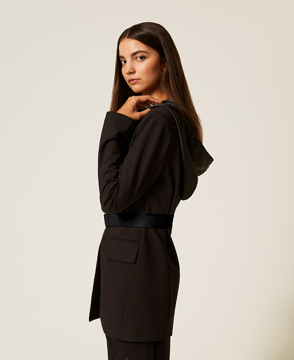 Блейзер с атласными деталями