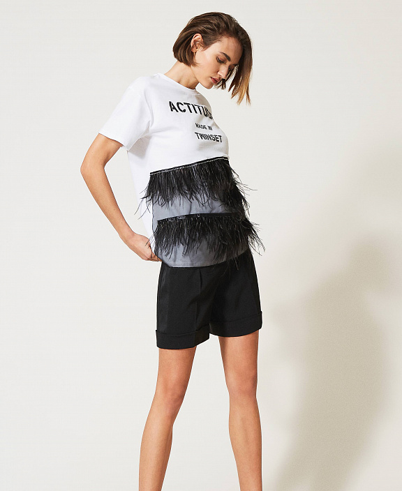 Футболка с перьями и стразами