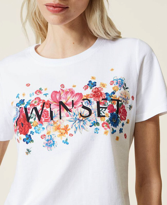 Футболка с цветочным принтом