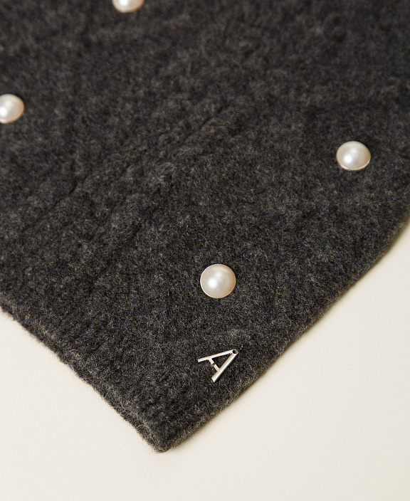 Вязаная шапочка с жемчугом и косами