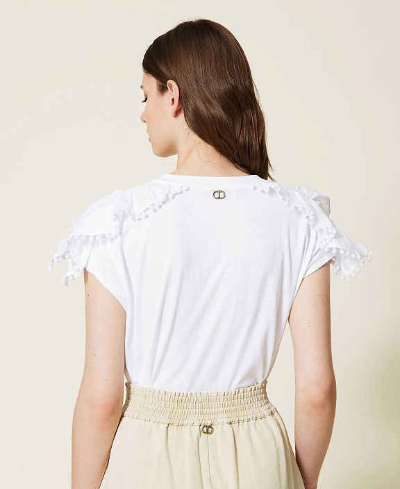 Футболка со вставками макраме и помпонами