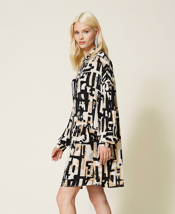 Короткое платье из крепдешина с принтом логотипа