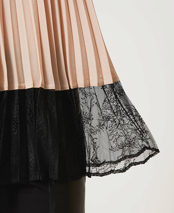 Плиссированный топ с кружевом