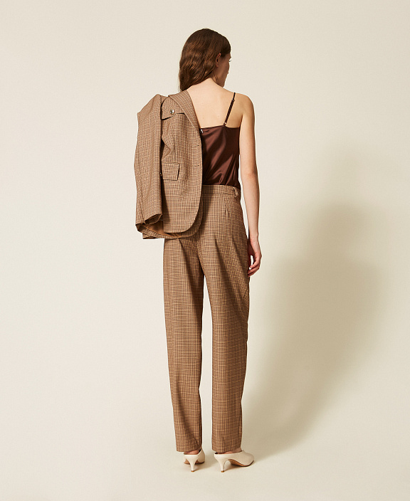 Брюки в виндзорскую клетку с защипами