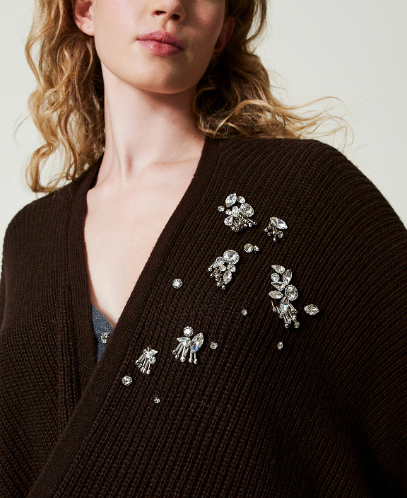 Вязаное пончо с вышивкой