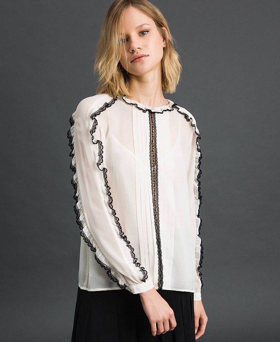 Жоржетовая блуза с мелким рюшем и кружевом