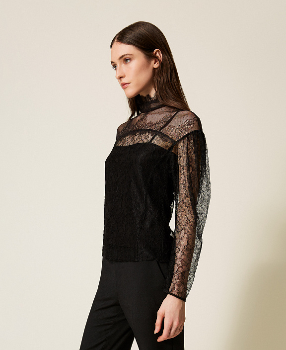 Кружевная блузка с оборкой