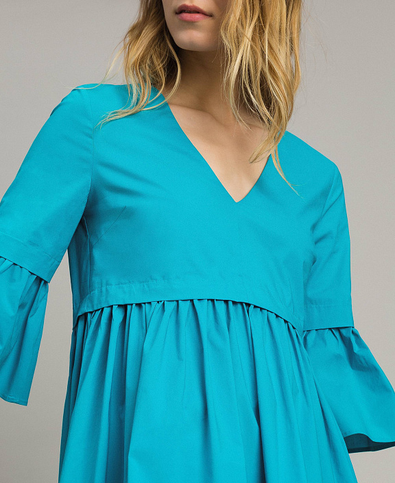 Короткое платье с завышенной линией талии