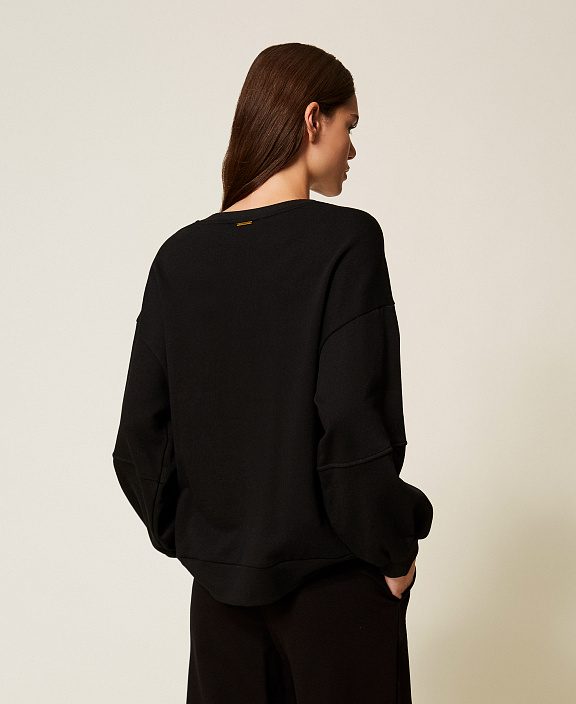 Толстовка с цепочками из стразов и жемчуга