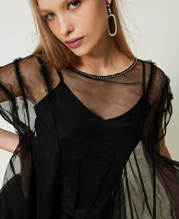 Короткое платье из тюля со стразами