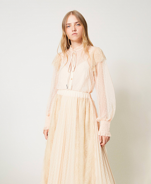 Блузка из полупрозрачной ткани