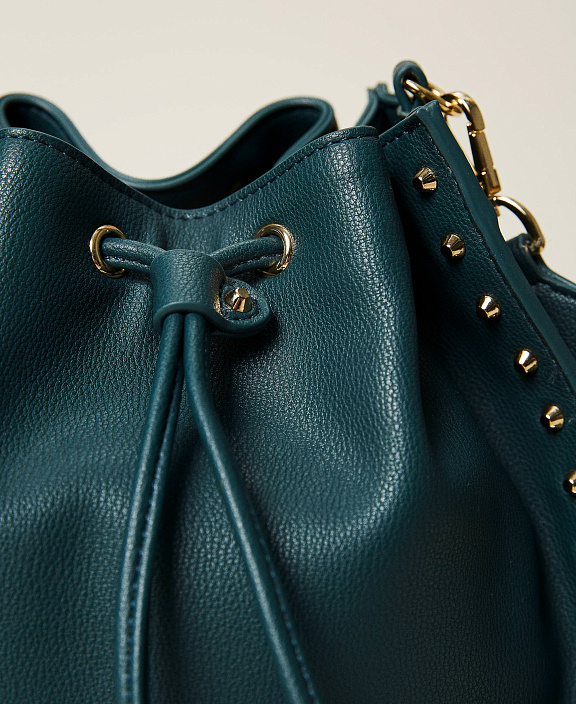 Сумка-ведро с заклепками