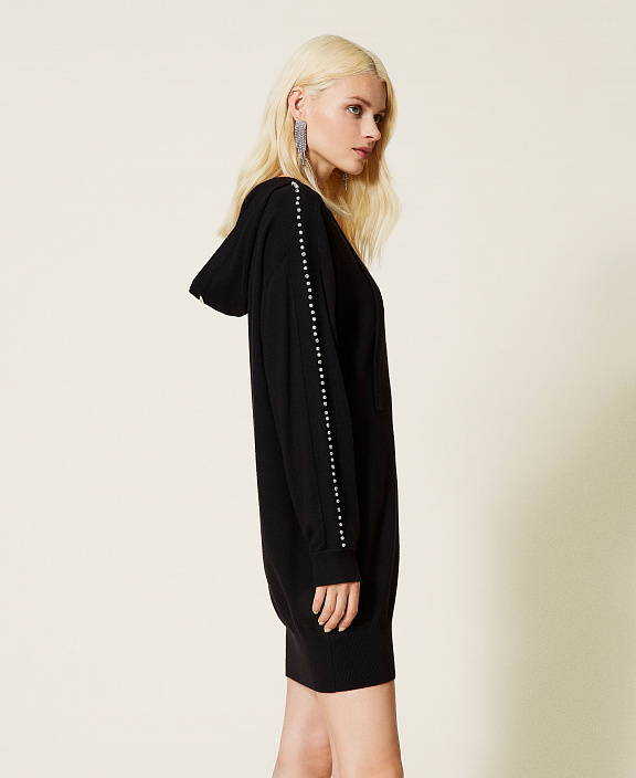 Трикотажное платье с жемчугом