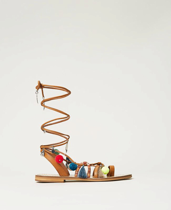 Сандалии с высокими ремешками и подвесками