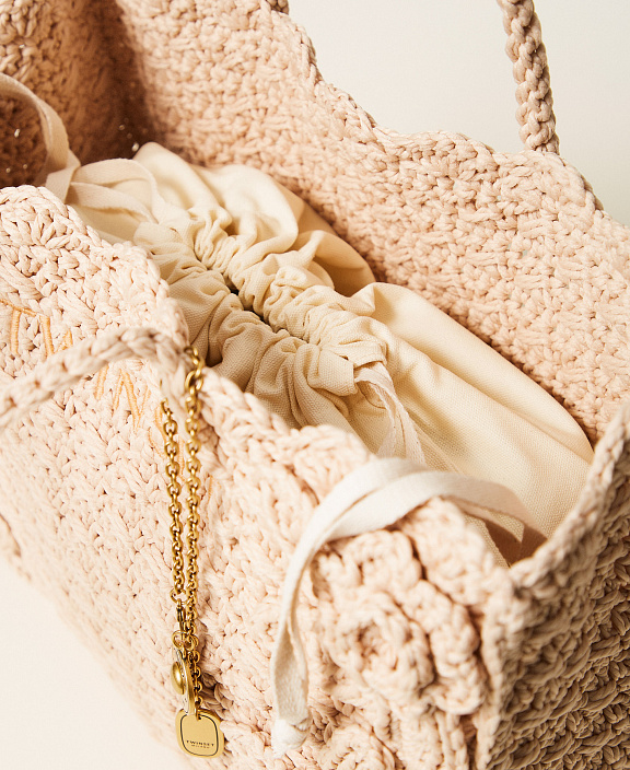 Сумка-шоппер из кроше с подвесками