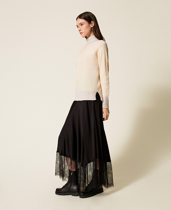 Атласная юбка миди с кружевом