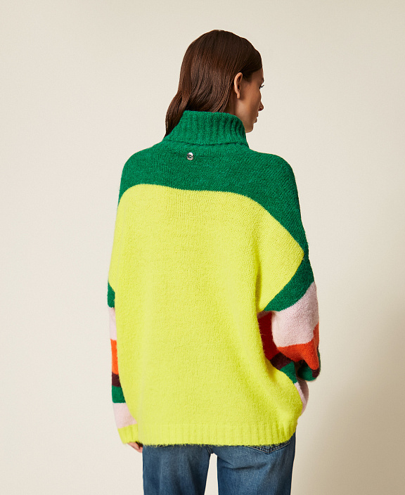 Объемный свитер в крупную полоску