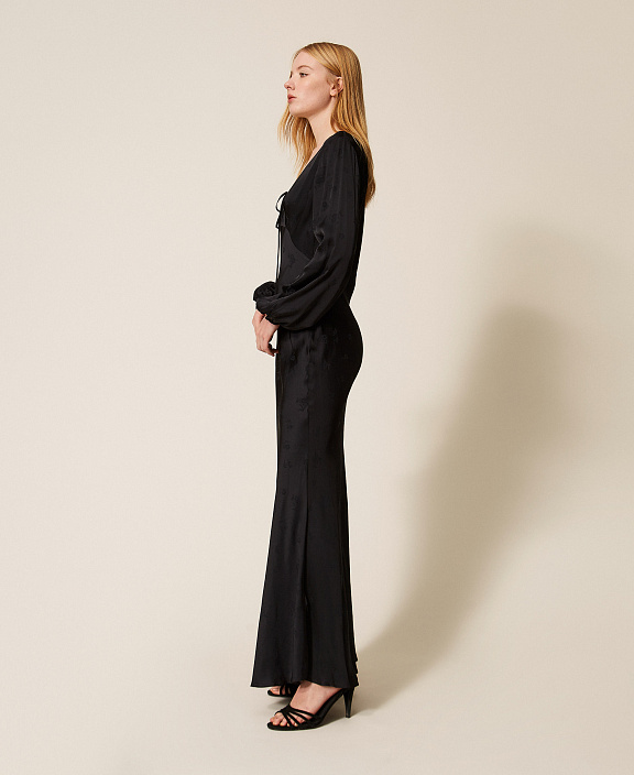 Длинное платье из струящейся ткани