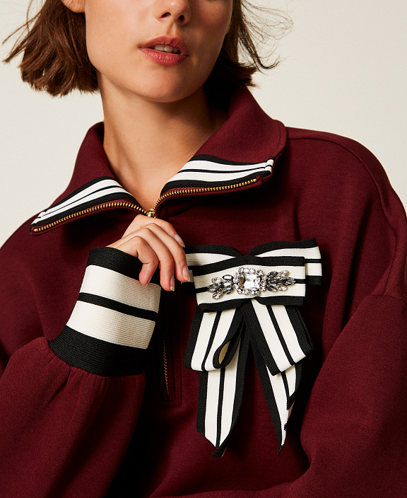 Толстовка из неопреновой ткани с брошью