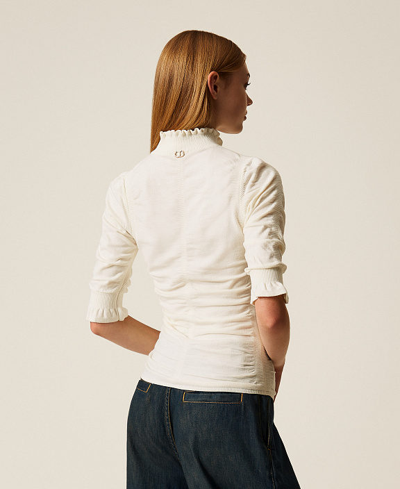 Джемпер с воротником-стойкой, укороченными рукавами и сборками