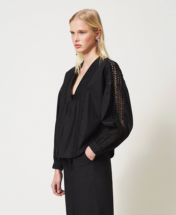 Поплиновая блуза с кружевной отделкой