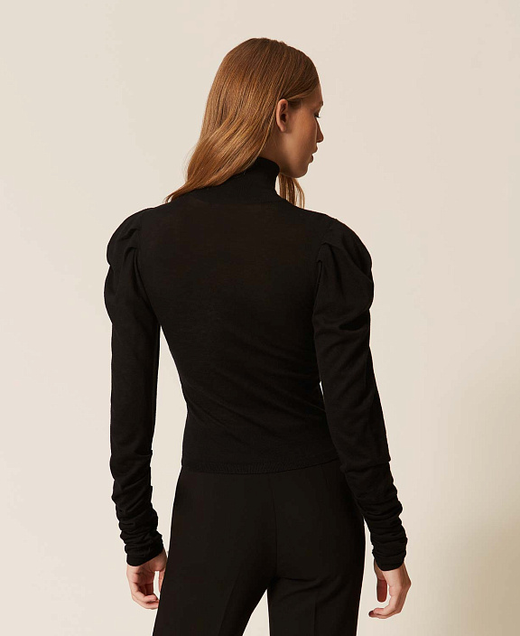 Джемпер с воротником-стойкой и драпировкой