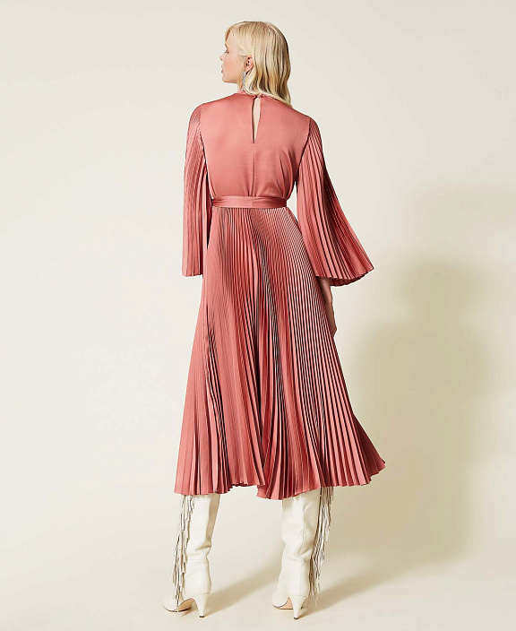 Платье с плиссированной юбкой и рукавами