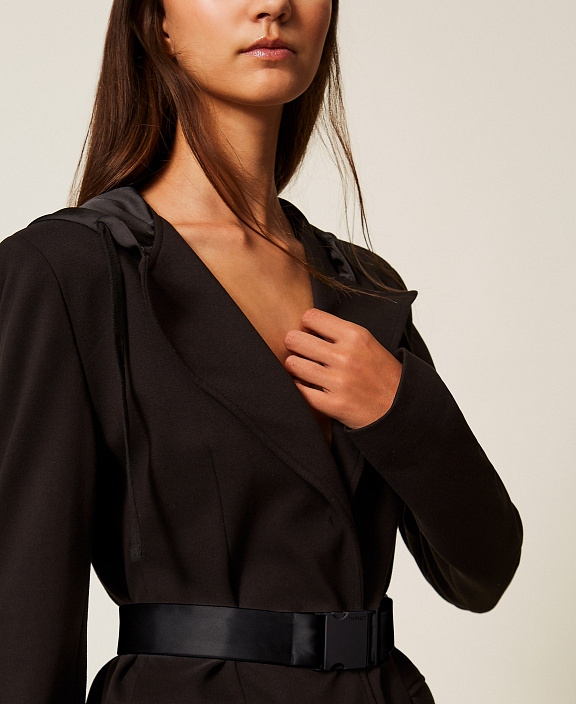 Блейзер с атласными деталями