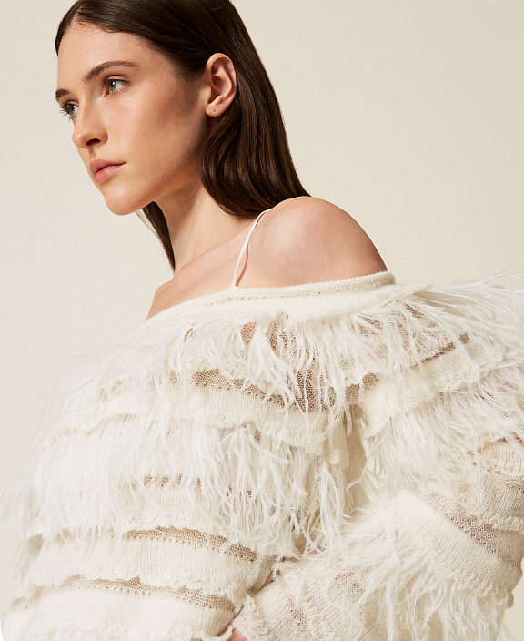 Трикотажное короткое платье с открытыми плечами и перьями