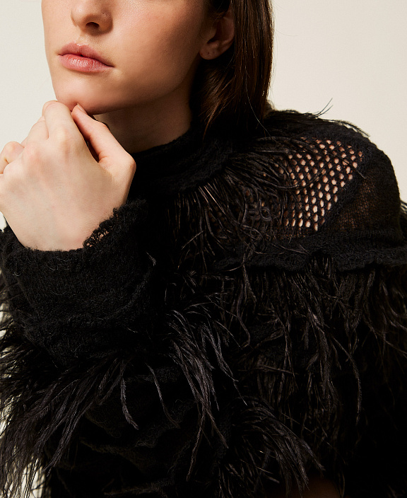 Короткое трикотажное платье с перьями