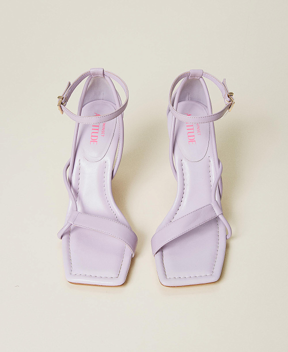 Высокие босоножки на ремешках