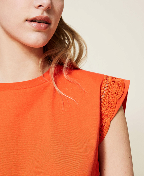 Футболка с отделкой из кружева