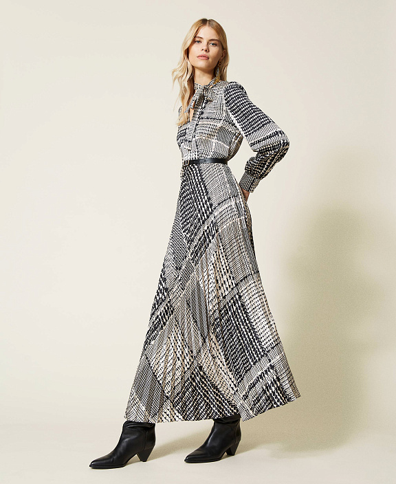 Длинное платье с бантом и плиссированной юбкой