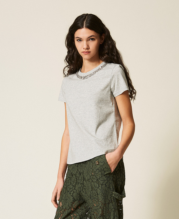 Приталенная футболка с вышивкой кабошонами