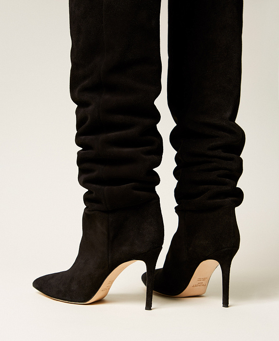 Высокие замшевые сапоги