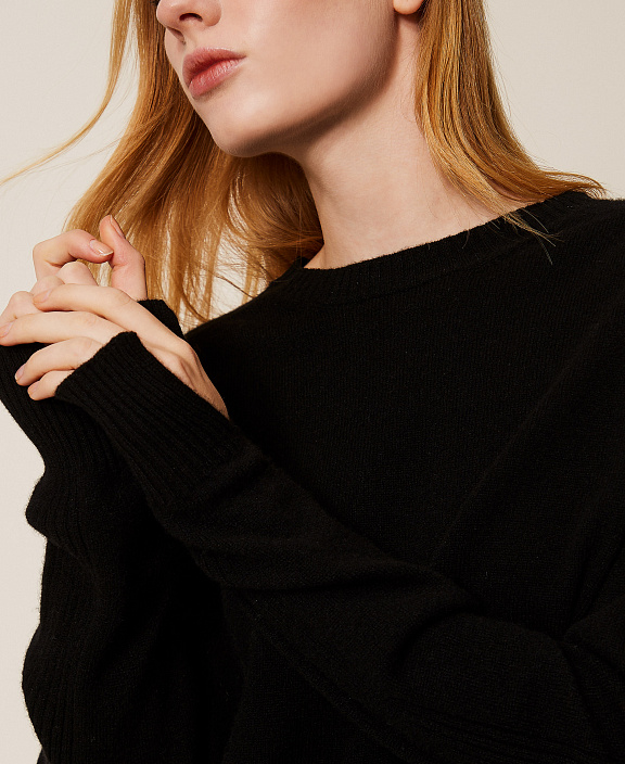 Базовый свитер с округлым вырезом