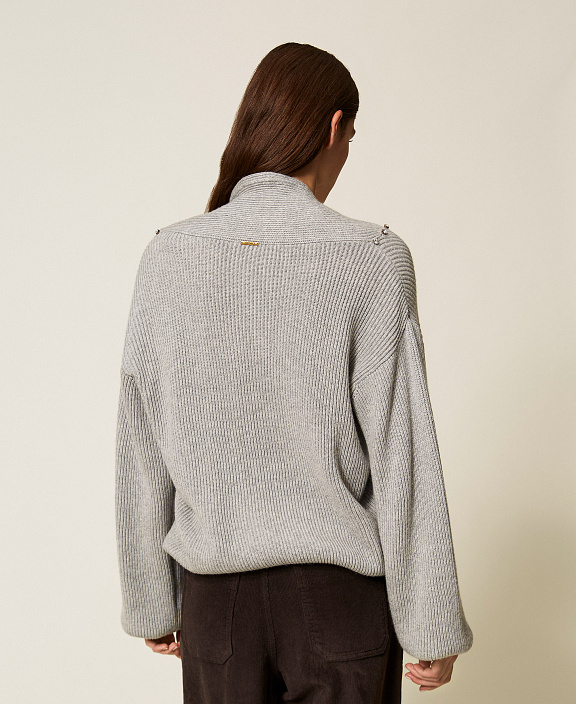 Объемный джемпер из трикотажа в рубчик с декором