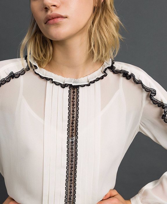 Жоржетовая блуза с мелким рюшем и кружевом