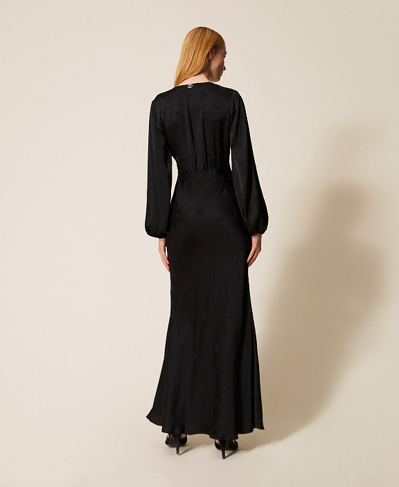 Длинное платье из струящейся ткани