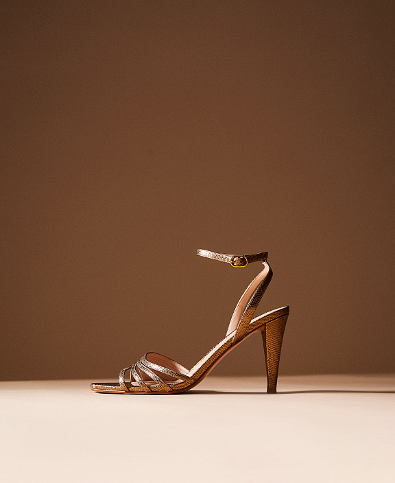 Босоножки из ламинированной кожи с принтом