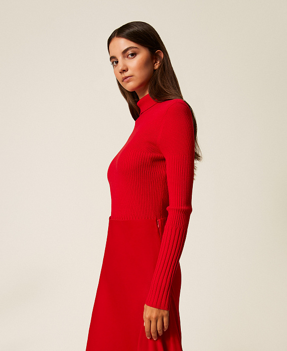 Джемпер в рубчик с воротником-стойкой