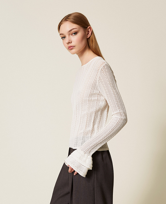 Облегающий ажурный джемпер с оборками