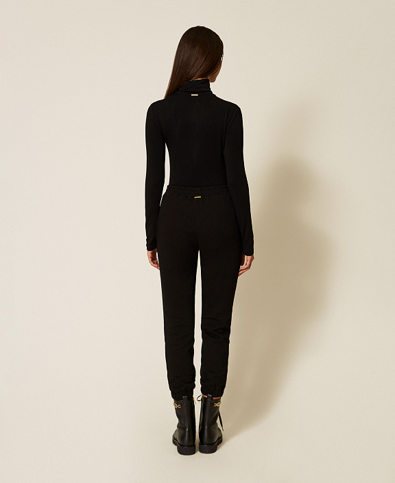 Джоггеры из футера со стразами и жемчугом