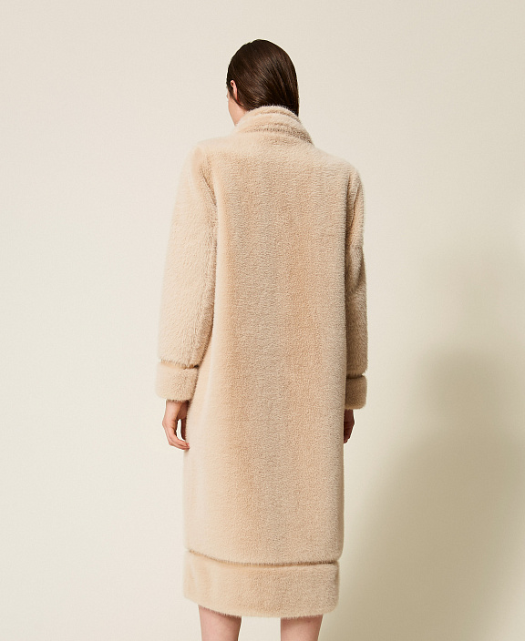 Двубортная шуба из искусственного меха