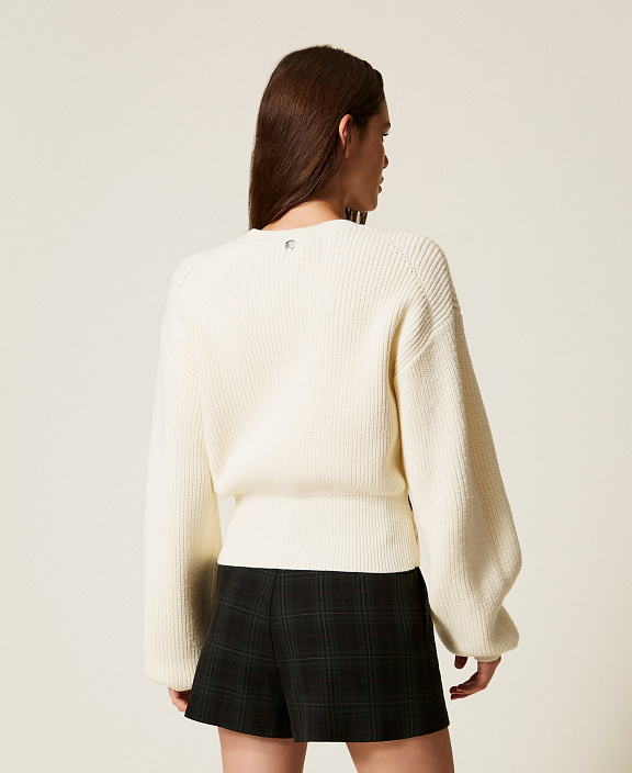 Укороченный джемпер с цветочной вышивкой