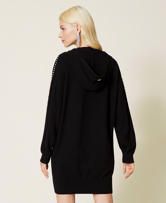 Трикотажное платье с жемчугом